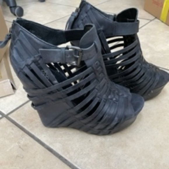 Not Too Coy Platform Sandals - size 9 - Picture 2 of 6